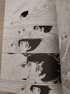 Scène d'un baiser entre une sirène et une humaine.